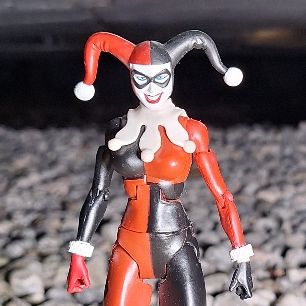 TM & DC Comics/Classic Harley Quinn Loos Figure Batman Suicide Squad Collectible - Picture 2 of 7